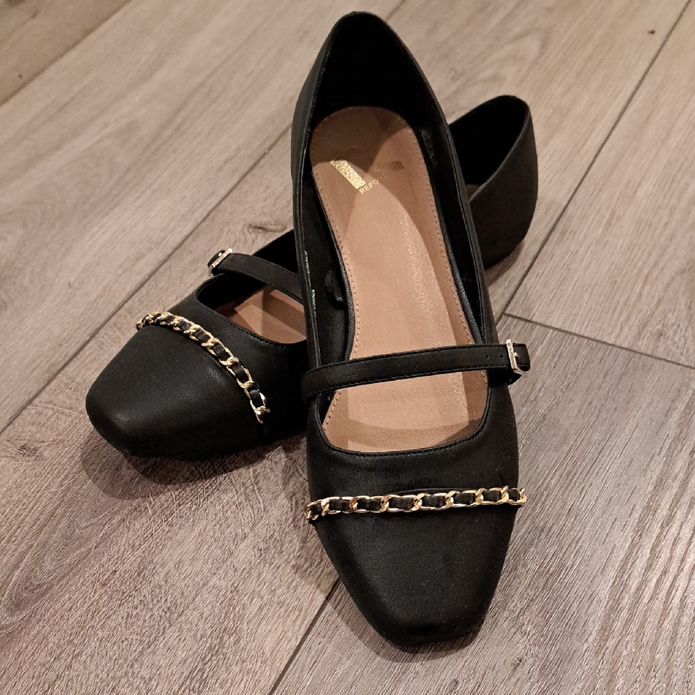 Elegant Black Flats with Gold Chain Detail